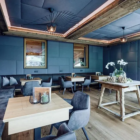 Szálloda Ellmauhof - Generationenresort Saalbach Hinterglemm