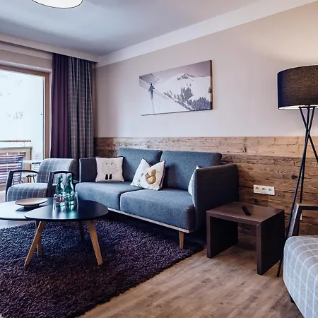 Szálloda Ellmauhof - Generationenresort Saalbach Hinterglemm