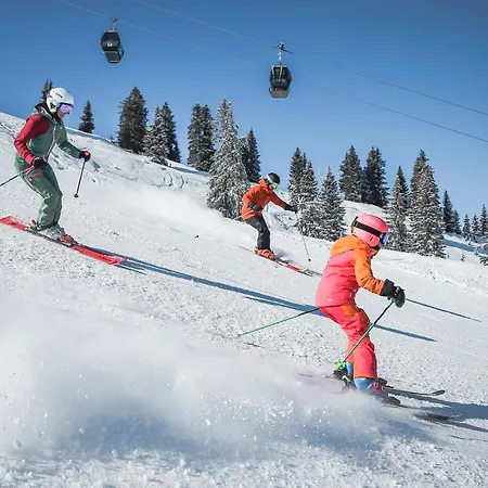 Szálloda Ellmauhof - Generationenresort Saalbach Hinterglemm