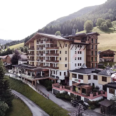 فندق Ellmauhof - Generationenresort 4*